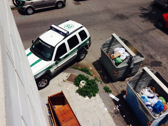 Parcheggi assurdi a Messina auto Polizia Provinciale su marciapiede