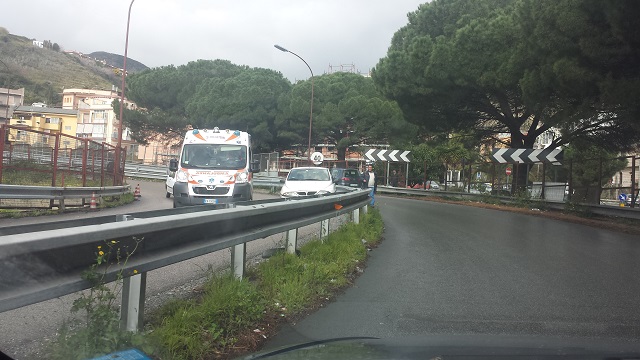 Asfalto Bagnato E Due Auto In Testacoda I Pericoli Dello Svincolo 