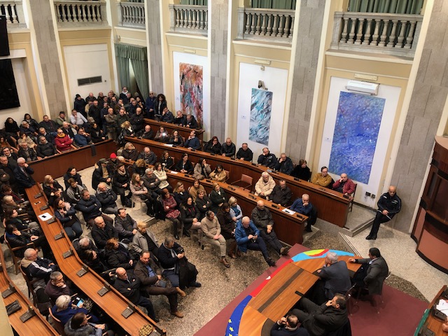 L'assemblea straordinaria dei sindacati e dei lavoratori della Città Metropolitana di Messina nella sala del consiglio di Palazzo dei Leoni