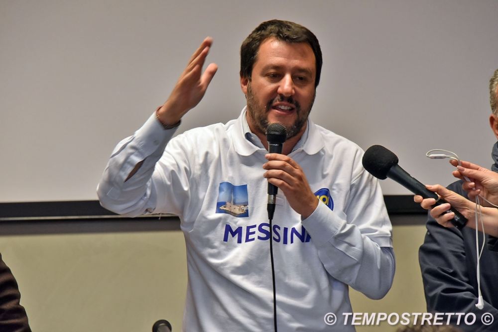 Matteo Salvini con la felpa Messina