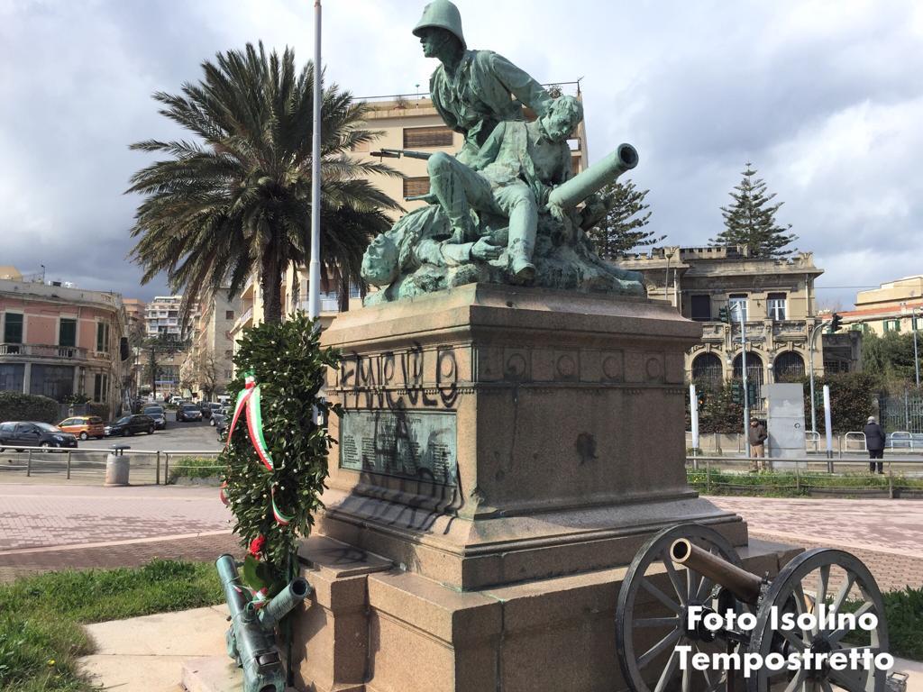 Batteria Masotto Corona D alloro Al Monumento Ma La Scritta Ancora 