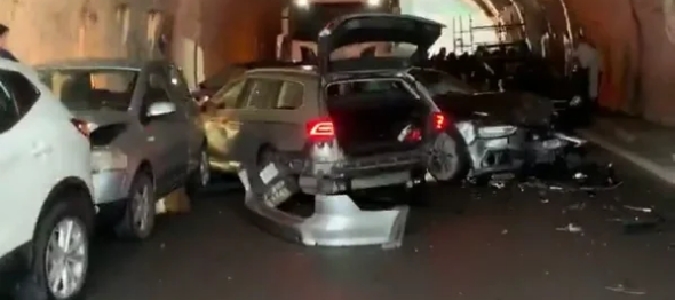 Incidente sulla A18 nella galleria Scaletta, traffico in tilt e feriti