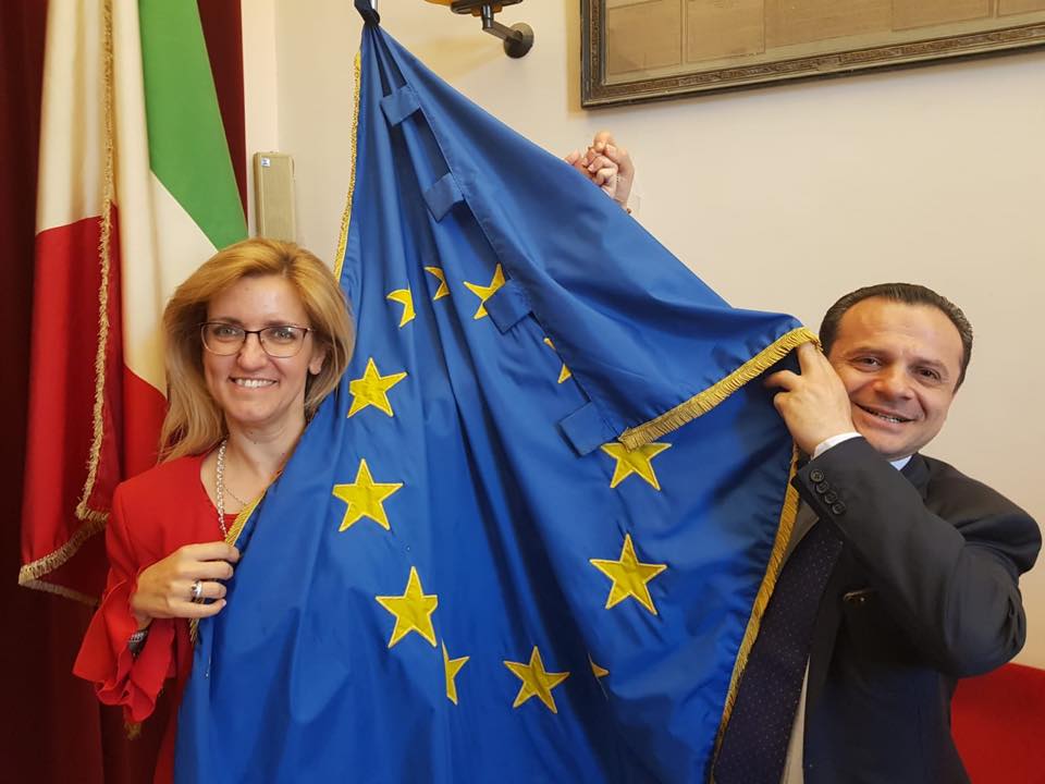 Musolino e De Luca allora sindacoo con la bandiera dell'Unione europea