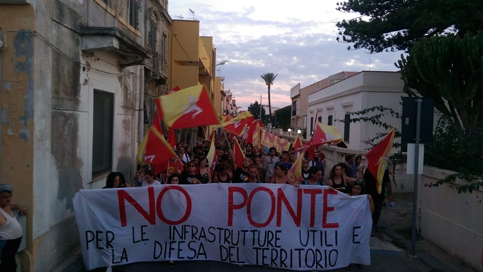 rete no ponte in corteo