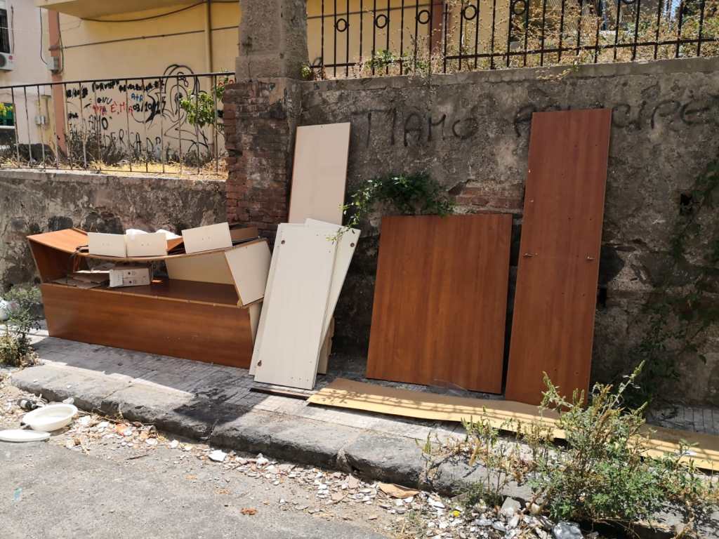 Messina. Mobilio abbandonato per strada