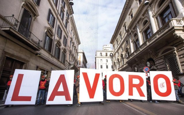 Lavoro: uno striscione durante una manifestazione