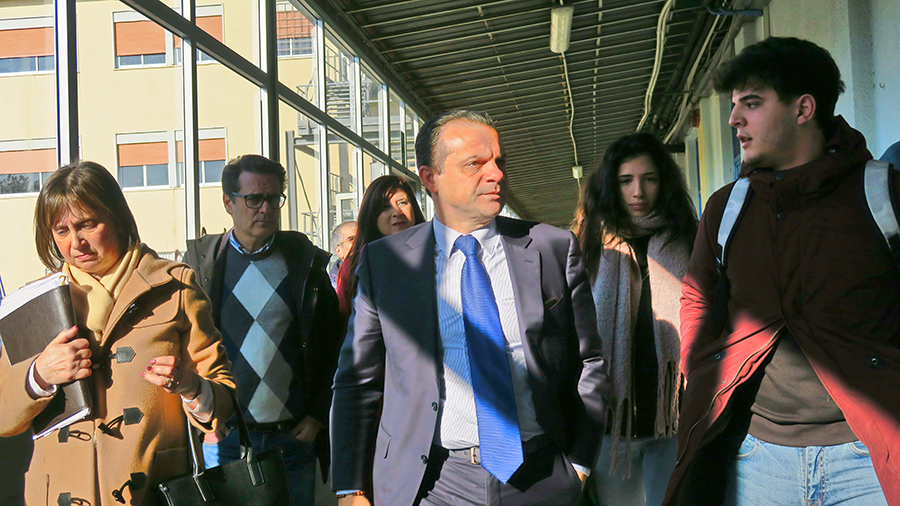 Il sindaco di Messina Cateno De Luca con gli studenti