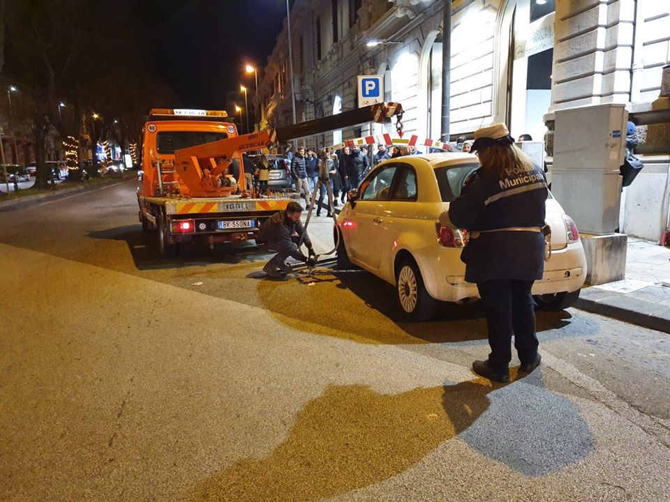 Messina. Controlli movida. Auto prelevata con carre attrezzi