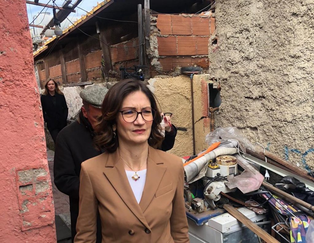 Maria Stella Gelmini tra le baracche di Messina