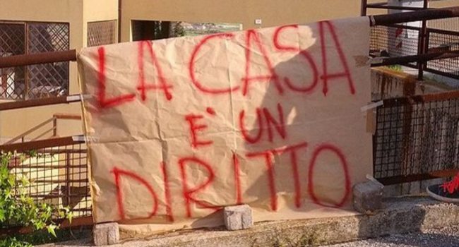 Emeergenza casa a Messina e in Sicilia Striscione "La casa è un diritto"