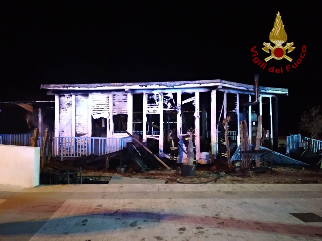 incendio lido Blue Beach di Brolo