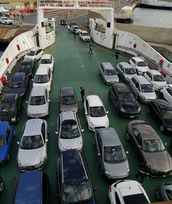 Coronavirus. Sbarchi in Sicilia Macchine sul traghetto.