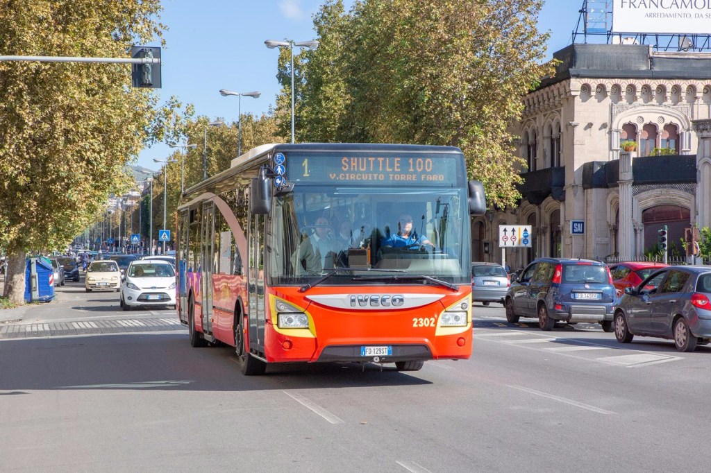 A Messina scene d'ordinaria inciviltà, auto blocca bus VIDEO