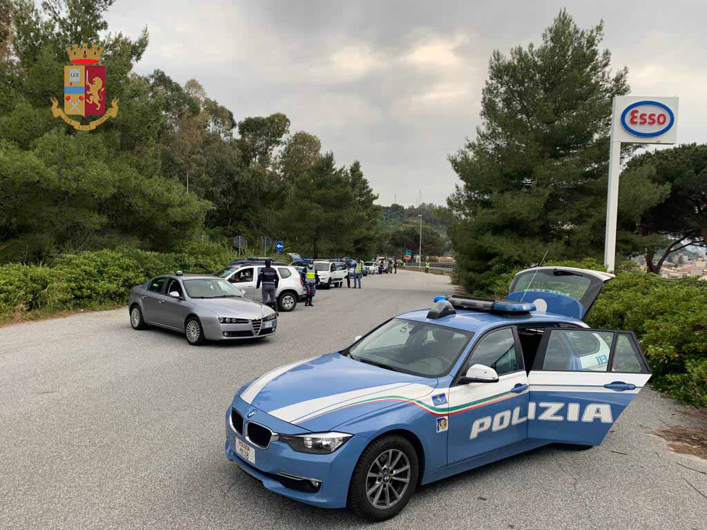 Suv sfonda guardrail e vola in fondo alla scarpata in autostrada, conducente illeso