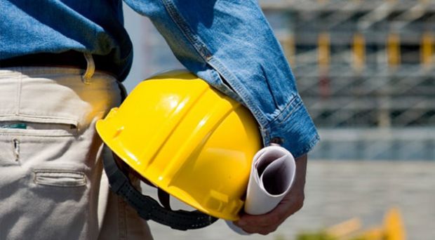 Caschetto di un operaio edile in un cantiere