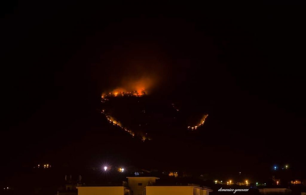 Incendio Barcellona pozzo di Gotto 14 maggio 2020