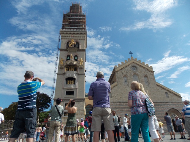 Messina. Turisti a Piazza Duomo