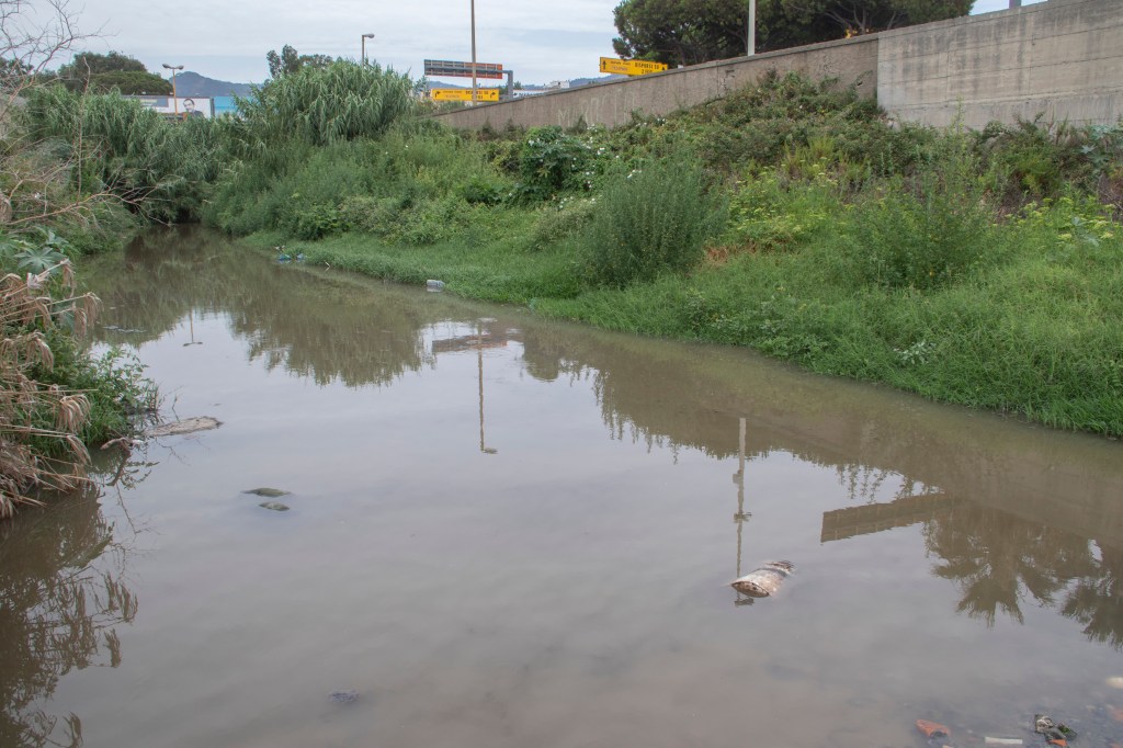 Messina. Scolo di fogna a mare dal torrente Giostra