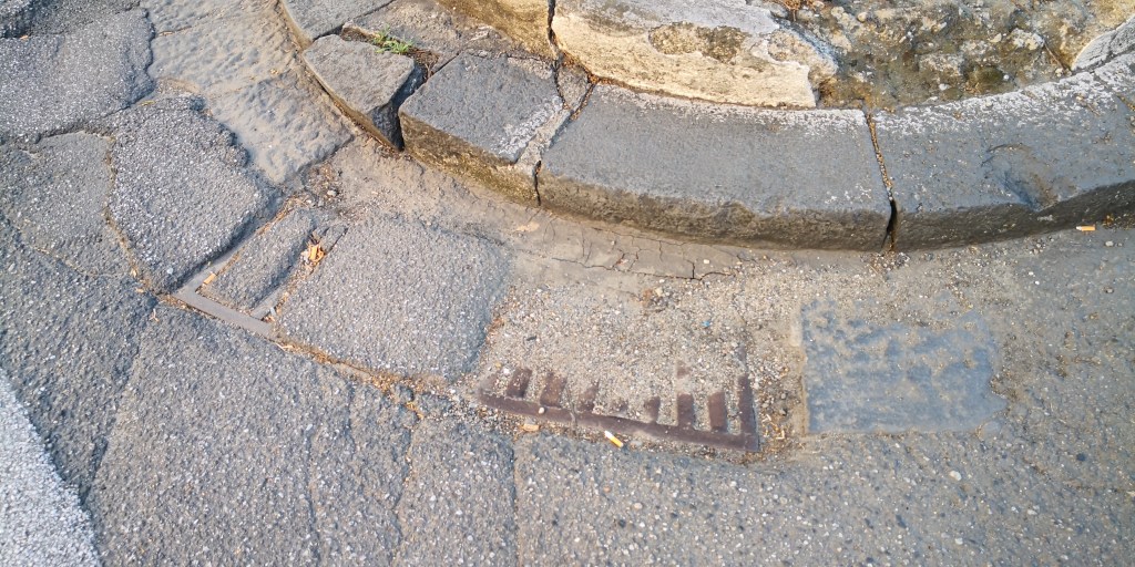 Messina. Tombini otturati. Rischio allagamenti