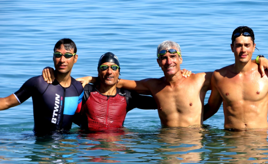 ragazzi si allenano in mare per il triathlon