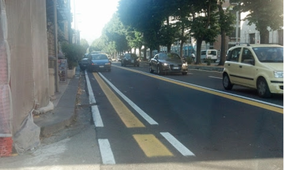 Macchine parcheggiate sulla pista ciclabile nel centro città
