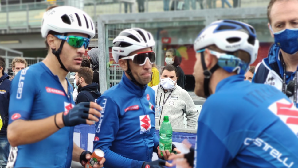 Nibali si confronta coi compagni al termine della prova in linea di Imola