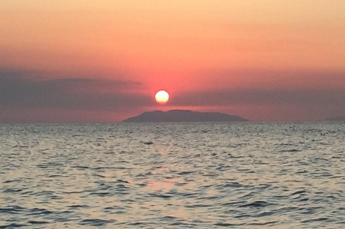 Rodia, un tramonto immortalato dalla spiaggia