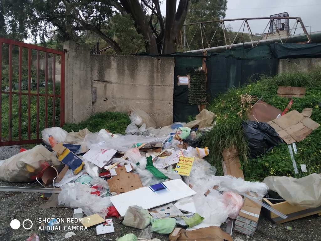 Rifiuti di supermercato nel torrente Larderia Messina