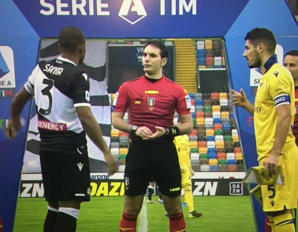 Alberto Santoro alla sua prima direzione in Serie A al momento del sorteggio con i capitani