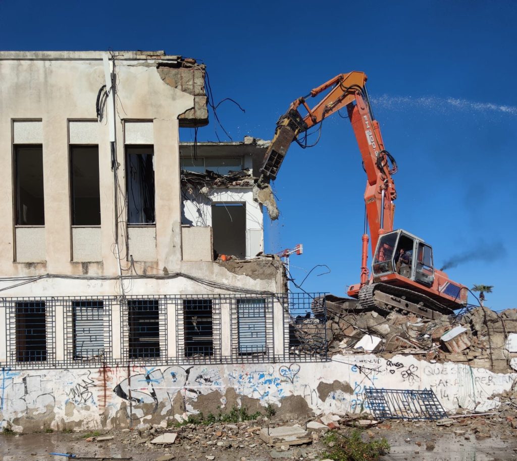 Messina. Demolizione del teatro in fiera