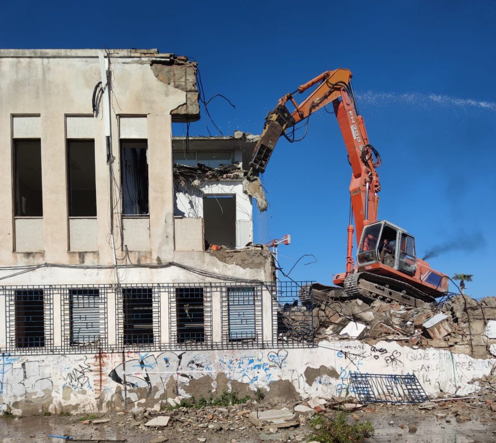 Messina. Demolizione del teatro in fiera