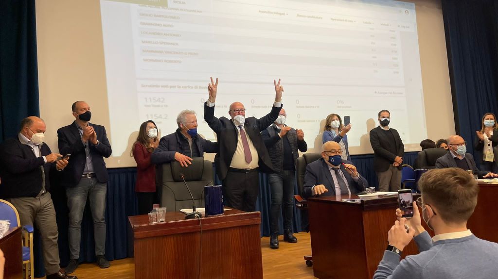Il neo presidente, Nino Di Giacomo, festeggia l'elezione appena avvenuta