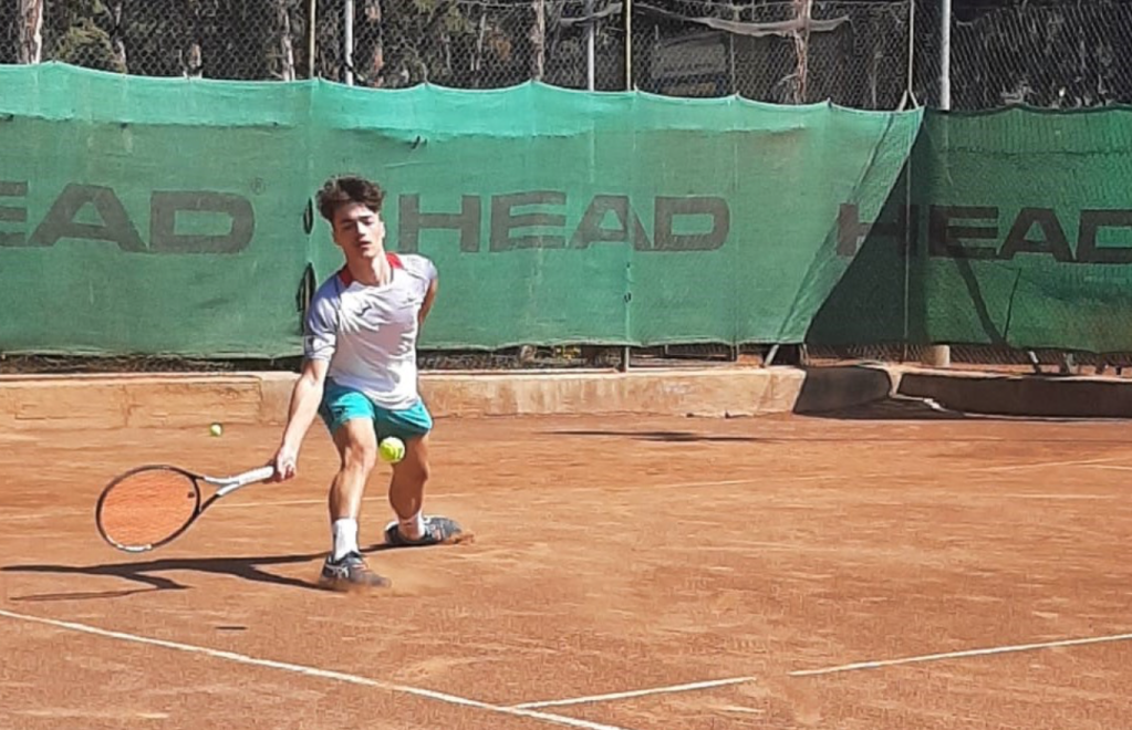 Leonardo Gagliani impegnato su campo da tennis nella vittoria del Vela