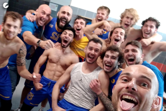 Gli atleti della Torrenova basket festeggiano il successo in trasferta