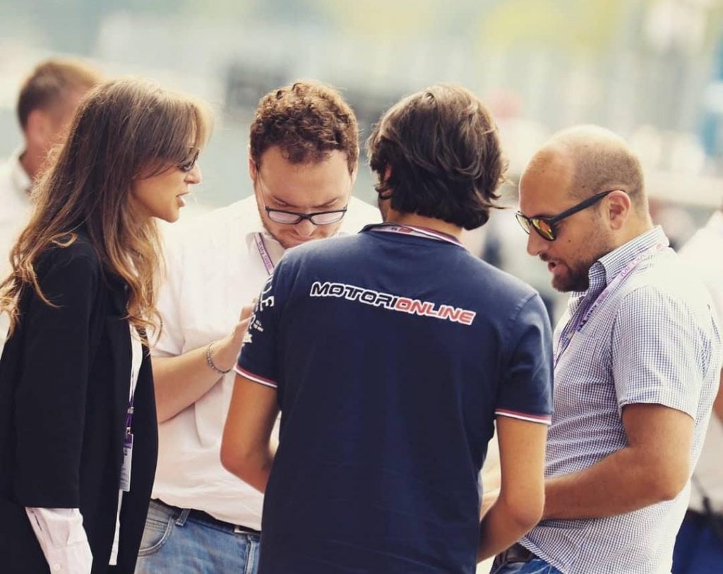 Giuseppe si confronta con i colleghi in pista