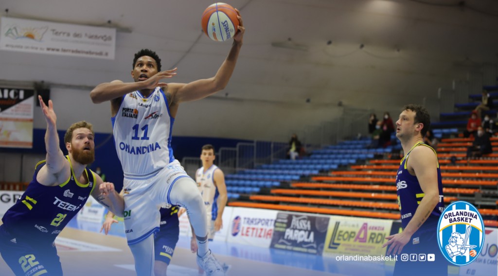 Johnson punta a canestro nella sfida tra Orlandina e Verona