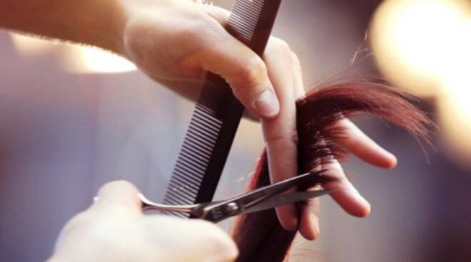 Un parrucchiere a lavoro a contatto con potenziali positivi covid