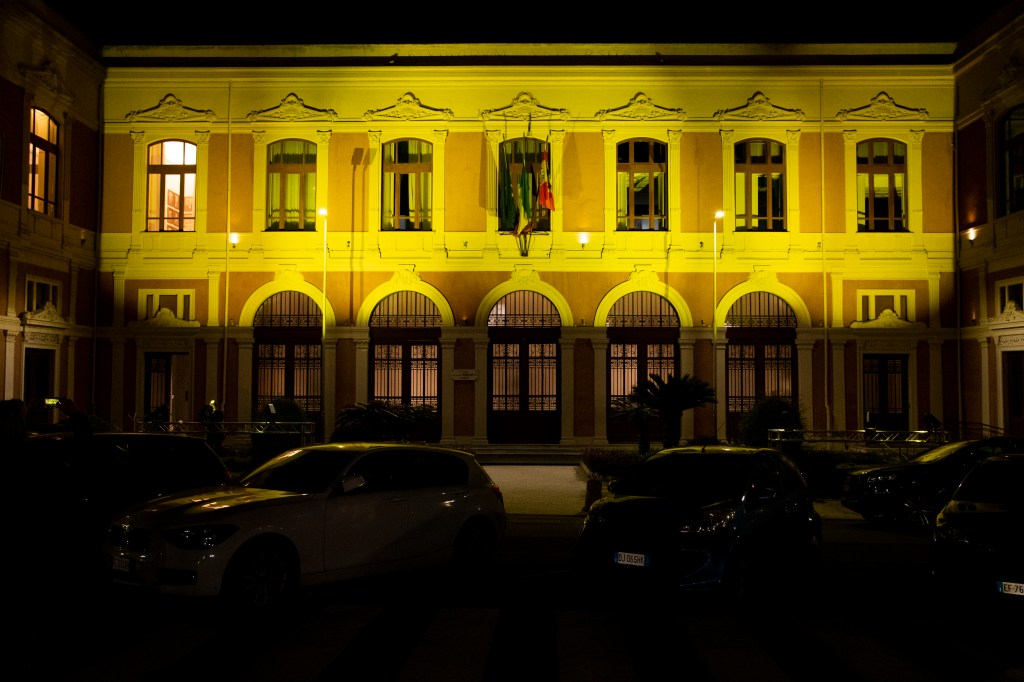 La facciata della sede centrale dell'Unime illuminata di giallo