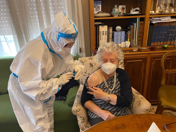 Messina. La prima over 80 vaccinata a domicilio