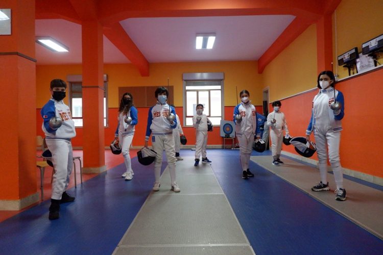 I giovani atleti del Club scherma Messina impegnati nella prova di spada