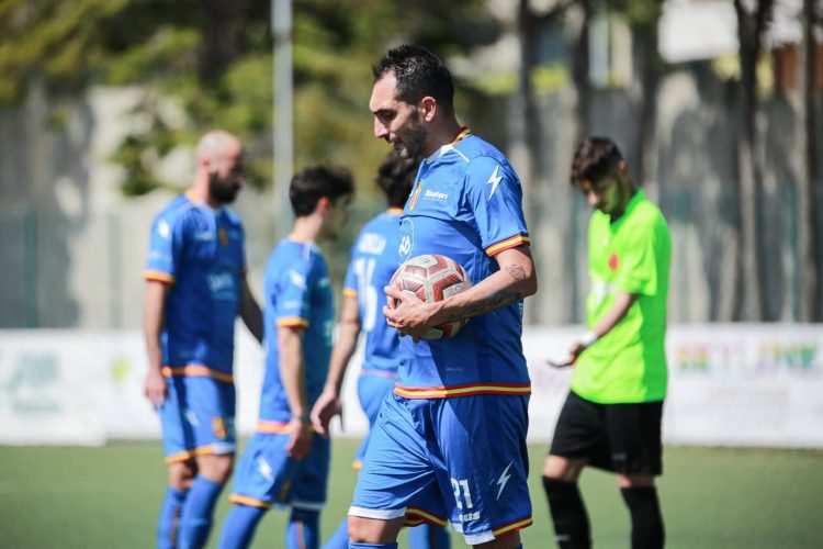 Francesco Lodi poco prima di calciare il rigore del vantaggio dell'Fc Messina