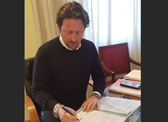 L'assessore Manlio Messina firma il Protocollo che prevede tamponi gratuiti agli atleti