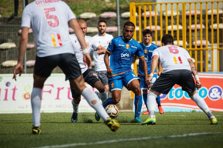 Bevis, attaccante dell'Fc Messina, circondato dagli avversari della Cittanovese