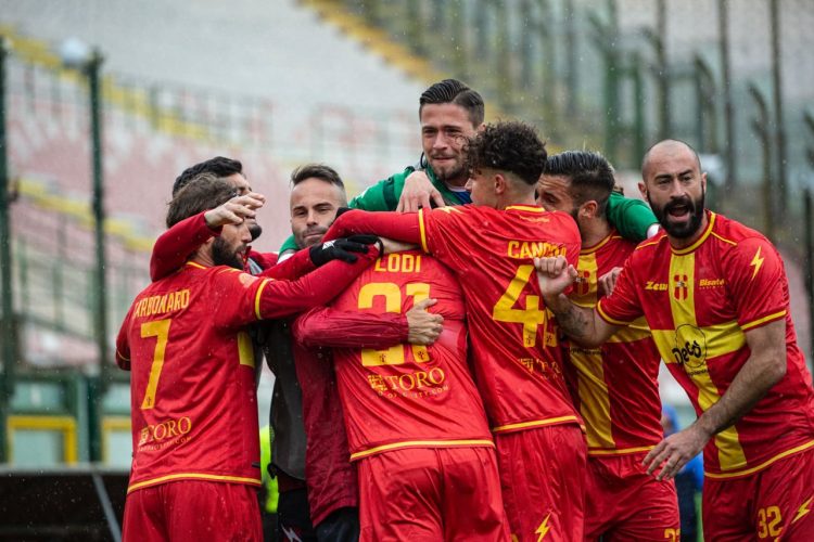 L'Fc Messina festeggia dopo il gol del 2-1 di Arena