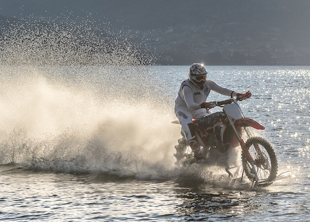 Luca Colombo e la sua moto da cross modificata per planare sull'acqua