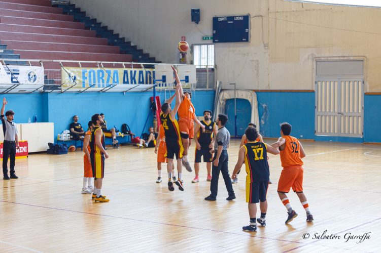 Palla a due tra Amadori Basket e Or.Sa. Barcellona
