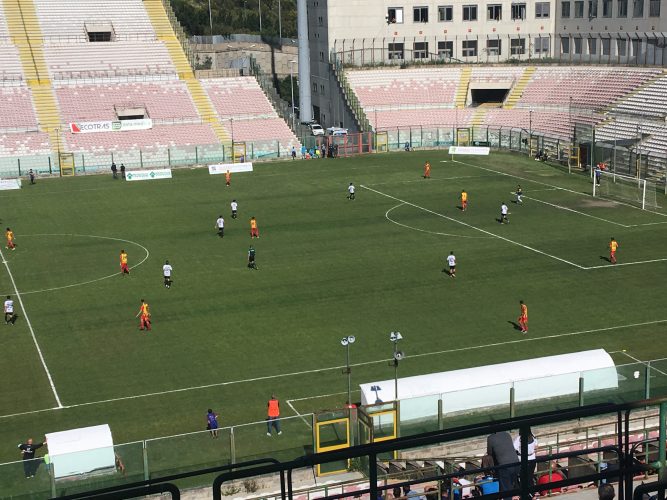 L'Acr Messina riversato nella metà campo del Santa Maria