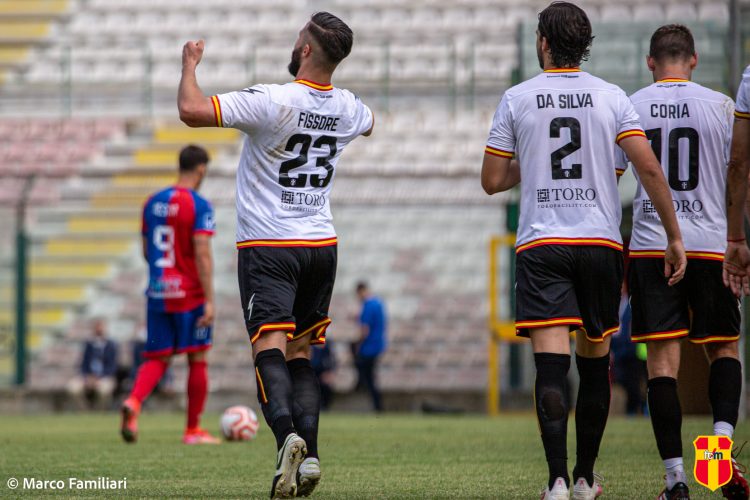 Matteo Fissore esulta dopo la rete, è il migliore ai voti nelle pagelle dell'Fc Messina
