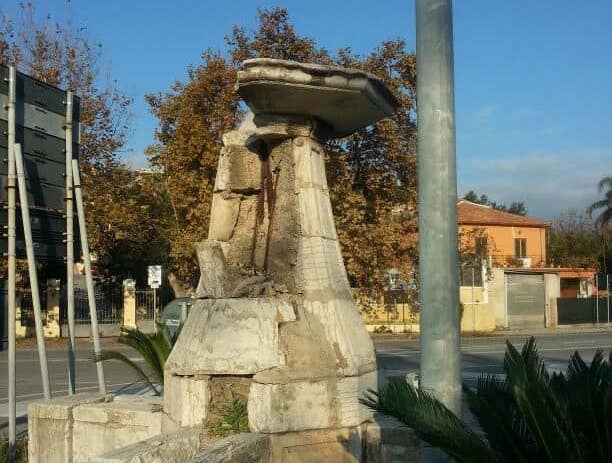 Lo stato attuale in cui versa la fontana di Piazza Granatari