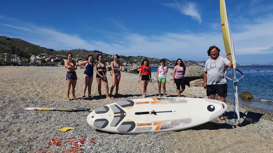 Gli studenti e il professore nell'ambito del progetto Windsurf e beach volley organizzato tra l'istituto Caio Duilio e l'Istituto Vittorini con la Lega Navale Italiana